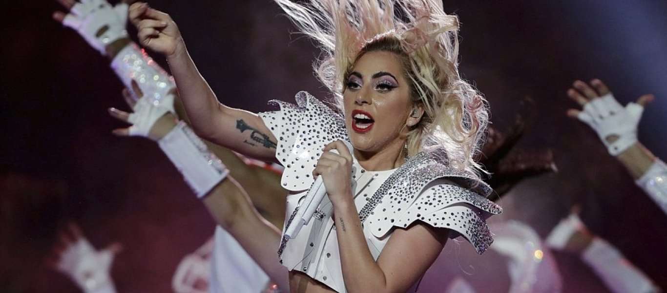 Η Lady Gaga και τα ακροβατικά της στο Super Bowl (φωτό, βίντεο)